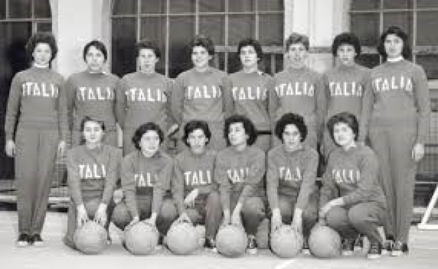 La nazionale di basket femminile nel 1954